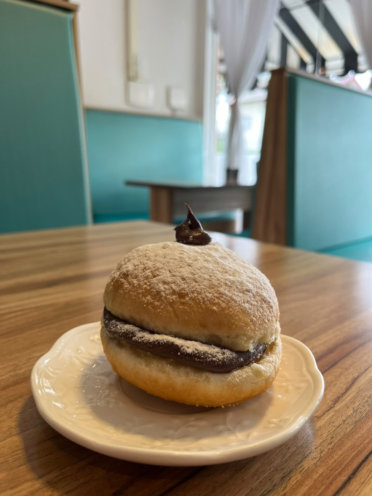 Sonho recheado de chocolate sobre um prato