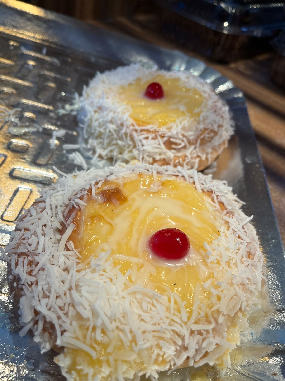 Doce de coco com cobertura cremosa e cereja