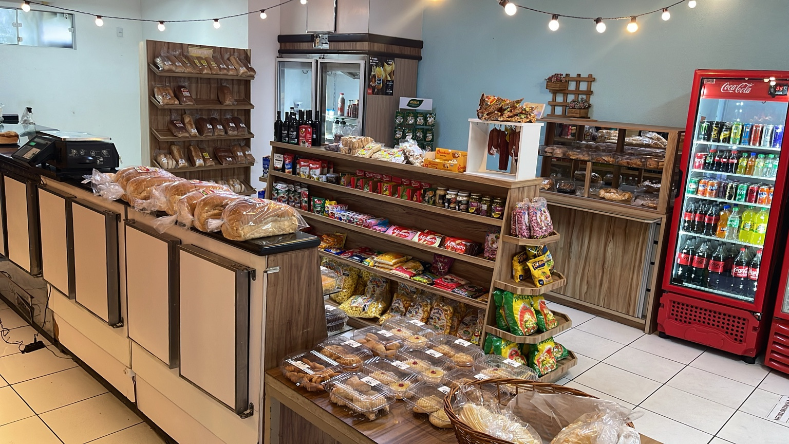 Interior da Biribas com balcão, produtos e bebidas